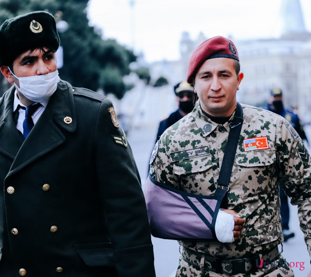 Bakı sakinləri paradın başlamasını gözləyir - FOTOLAR